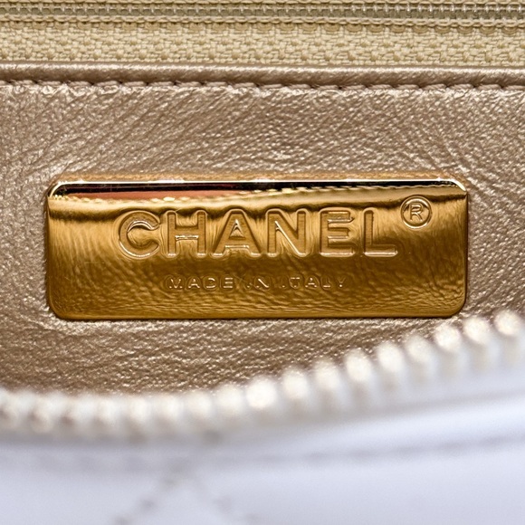 Chanel White Quilted Crossbody with Gold Chains - Picture 4 of 6